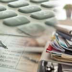 店舗監査マニュアル 店舗監査の種類(基本と分類)店舗の課題解決へ!「誰が・いつ・どこを」監査する?監査の種類と目的別選び方を徹底解説。会計監査(お金の流れを透明にする)と業務監査(店舗運営の質を高める)の二大分類と各監査の特徴