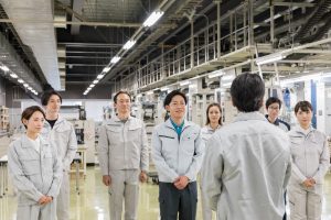 経営理念を浸透させる朝礼。経営理念の浸透と血肉化のためには100人が聞いたら100通りの考え方や能力も違う人たちのベクトルの合わせ方は、一方的な押し付けではなく、従業員の幸福追求と理念の実践を結びつける視点が重要