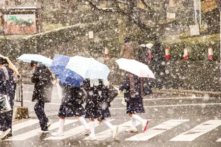 雪　学生　天気の悪い日　集客