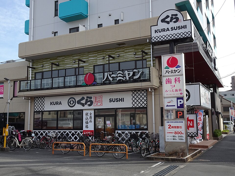 複合テナントにおける看板の視認性と動線確保。岡田卓也氏が提唱した「地域貢献とドミナント戦略」の視点を持ち、ターゲットの行動ベクトルに合わせた看板配置を判定。駐車場の入りやすさと、死角による機会損失を排除する科学的立地選定の重要性。