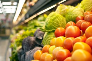 商業経営の原理原則。利益はお客様の笑顔が最高の証！繁盛店の「商売の原点」四半世紀で7.5割減の八百屋業界で、約500種を扱い年間45万人を集客、20坪の店舗が日売上20万円を達成。厳しい時代に光る「本物の八百屋」の驚異的繁盛の秘訣