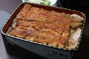 「生涯職人、生涯商人」をテーマに、老舗鰻屋うなぎの銘店「野田岩」五代目・金本兼次郎さんの職人経営哲学を深掘り。97歳現役の店主から、お客様との絆を育む「うなぎの蒲焼」「うな丼」への飽くなき探求心と、永続する繁盛店の秘訣を学ぶ