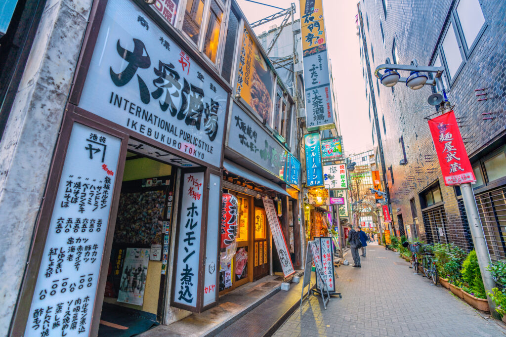 居酒屋や飲食店の店舗開発において、ターゲットの日常的な生活動線の上に、独自の体験価値(コンセプト)を重ね合わせて目的来店率を高め、二等地の不利を克服する大衆酒場「ヤ」の店構え画像。
