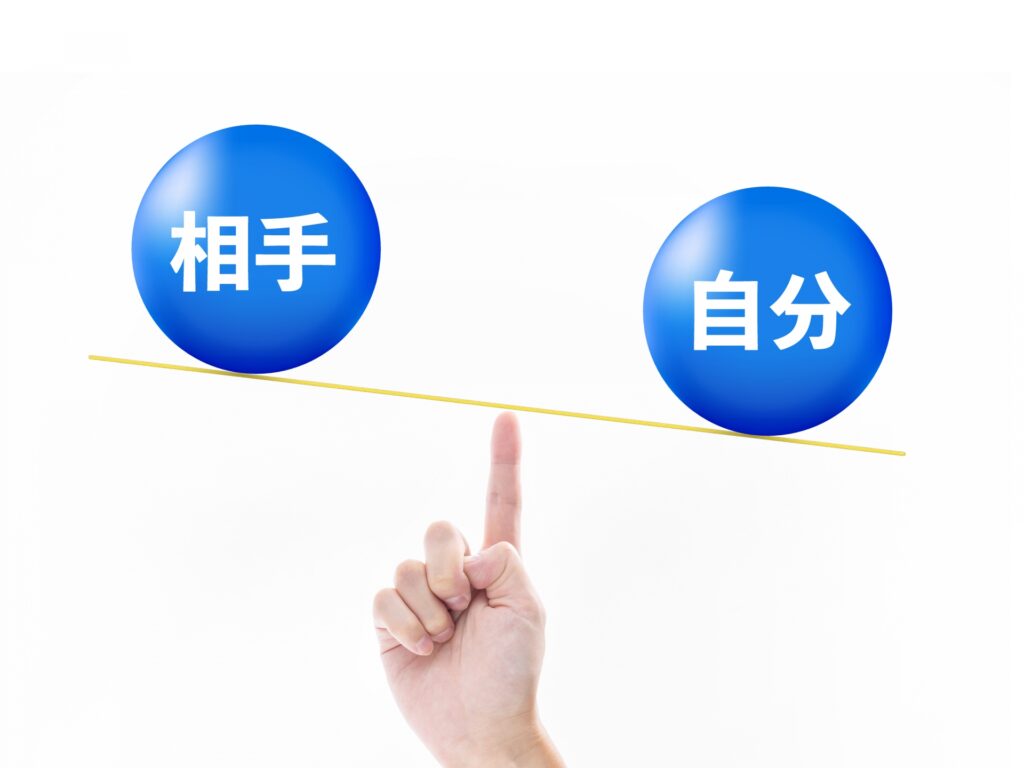 相手(顧客)と自分(店舗)の優先度を表す天秤のイメージ。利己的な儲け優先ではなく、顧客の喜びを最優先に重んじる「真似」の基本姿勢を示し、価格競争に苦しむ店舗の経営改善や差別化戦略に繋げる。