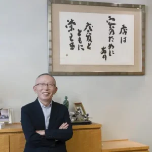 ユニクロ柳井正会長の座右の銘「店は客のためにあり店員とともに栄え店主とともに滅びる」の額。店舗経営の原理原則としてファーストリテイリング執務室に掲げられた倉本長治の教え。飲食店主や小売業店長が学ぶべき商売の真理と経営哲学。