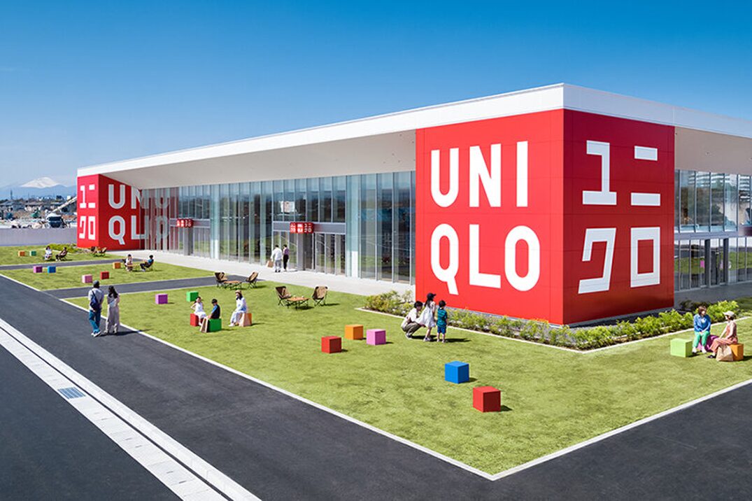 ユニクロの新しいロードサイド店舗「UNIQLO LOGO STORE」の外観。理念を現場オペレーションに落とし込み、人手不足やコスト高騰の中でも選ばれ続ける次世代の店づくりと、持続的な黒字化を実現する売場設計。