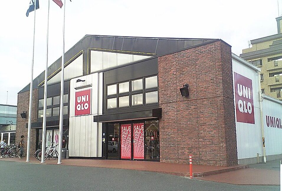 ファーストリテイリングが運営するユニクロのロードサイド店舗。中内功氏の「よい品をどんどん安く」という志を現代に継承し、柳井正氏が実践し続ける「商いの真理」を具現化した世界基準の小売モデル。