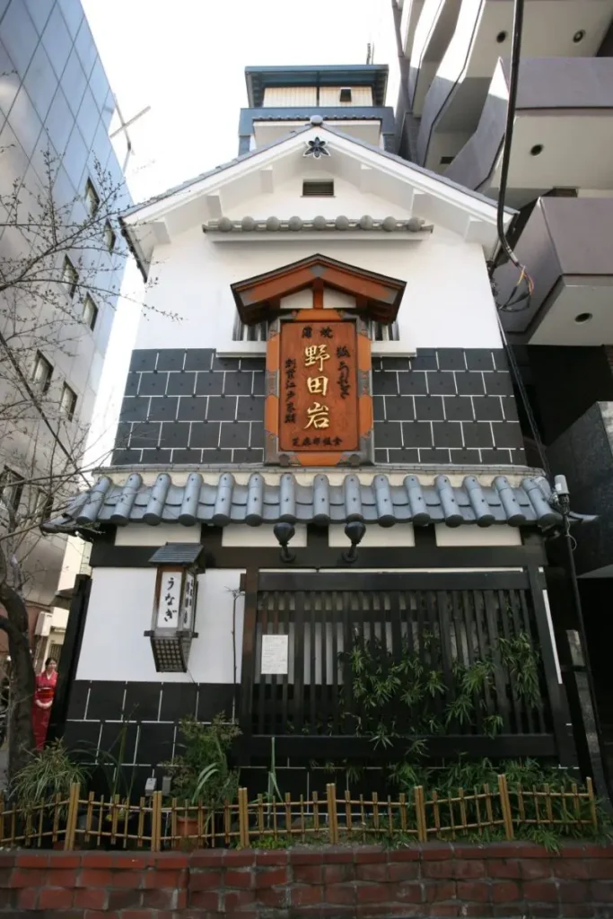 東京都港区東麻布にある鰻の老舗、五代目『野田岩』。野田岩の創業は、およそ二百年前、江戸時代の寛政年間。江戸時代からの技術と美味しさ受け継ぎ、「鰻の蒲焼」「鰻丼」への飽くなき探求心は、「時」を超えて愛される店を築き「生涯繁盛店」へ