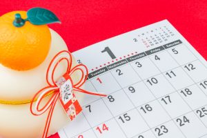 2025年1月の店舗販促カレンダー。鏡餅とカレンダーで正月の集客成功事例20選と効果的アプローチを紹介。飲食店や小売店の店長・経営者が実践できる新春キャンペーンや販促アイデアをWEBアナリストの視点で解説した記事のアイキャッチ画像です。