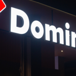 ドミノ・ピザの炎上事例に学ぶ店舗経営のリスク管理術。予測精度の向上とキャパシティ管理の最適化による混乱・トラブル防止策、SNS期待値マネジメント、現場スタッフを守る仕組み化のポイント、店舗運営DXとオペレーション改善を促すアイキャッチ画像