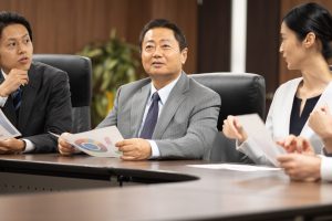 ［経営Q&A］幹部育成 - 幹部に会社全体の価値を上げる意識を持ってもらうには？会社では、たとえ一部の部署が優れた成果を上げていても、どこか別の部署が問題を抱え、全体のバランスが崩れていると全社的な成果にはつながりません。会社は連帯責任である事を理解させることが必要です.