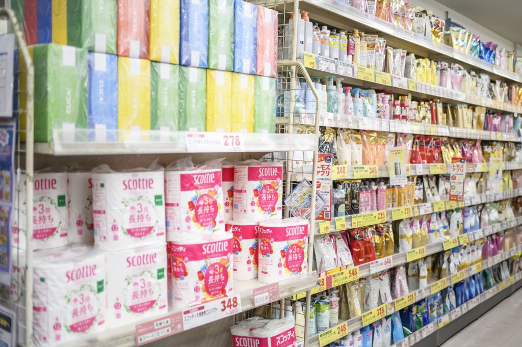 2024年 店舗経営 二極化 小売 好調 不振 業態別 閉店 倒産 繁盛 ドン・キホーテ 家電量販店 ダイナミックプライシング ドラッグストア 業態 成長 プライベートブランド 低価格帯 セブン-イレブン 価格戦略 うれしい値 競合 競争差別化 総合スーパー GMS コンビニ CVS 失速 出店数 売上 成長 ドラッグストア 医薬品 食料品 化粧品 日用品 多様な商品 地域 ニーズ 生活支援 ドラッグストアの店先 商品棚 イメージ