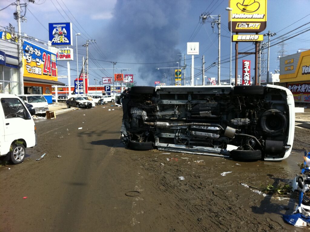 災害後の店舗周辺の様子。ロードサイド店舗の経営者が直面する物理的被害と事業継続の困難さを可視化。ITや道具に頼り切らない、シンプルで透明性の高い組織作りが、危機管理能力と仕事の効率性を高める鍵であることを示唆。