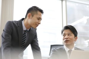 「一人前基準」作成と運用における課長と部長の役割と責任。「一人前基準」は全社で統一された公平な基準であり、人事評価の土台になり全社調整、基準統一、現場理解や課長育成が不可欠。これらにおいて、課長と部長の役割と責任の明確化が重要。