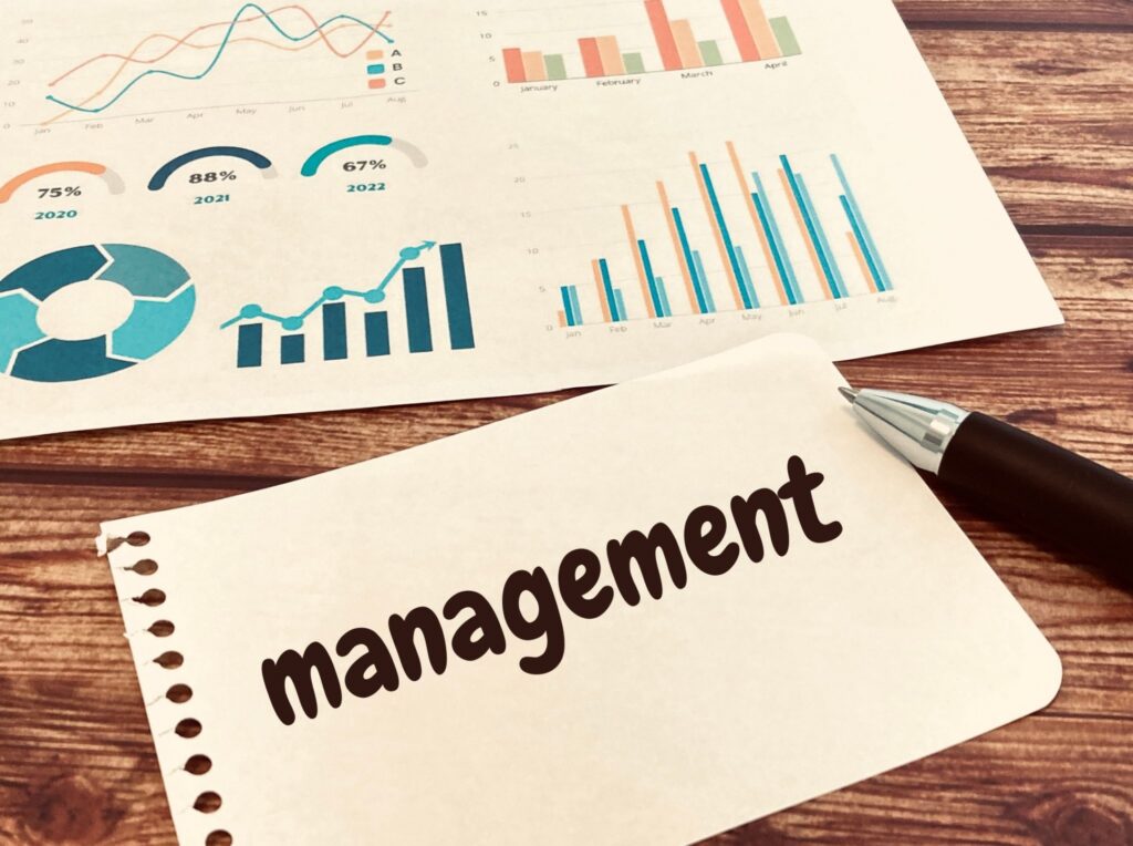 売上・利益のグラフと「management」のメモ。店舗成功にはデータに基づくマネジメントが必須です。マニュアルで数値管理を標準化し、経営者視点で組織を動かす仕組みを構築。理念・実務・評価を連動させ、前向きなサイクルを回す重要性を強調。