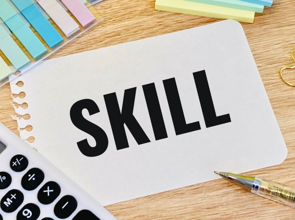 店舗経営に不可欠な「SKILL」の文字。店長マニュアルの構成を明確にし、知識やスキル不足によるリスクを未然に防ぐ重要性を表現。売上向上と人材育成を両立させる羅針盤として、実務習得を支援するピープル・ビジネス・オンラインの学習イメージです。