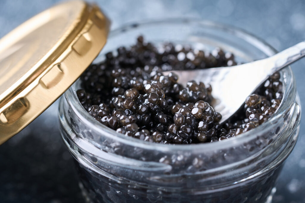 97歳で現役を貫く「野田岩」五代目・金本兼次郎氏の職人経営哲学を深掘りします。伝統の蒲焼への探求心で客との絆を育みつつ、パリ進出や新食材への挑戦を厭わない姿勢が、永続する繁盛店の秘訣です。「生涯職人・生涯商人」として歩む至高の極意の学び。