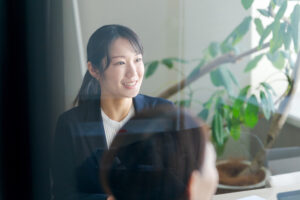 経営Q&A　上司が耳を傾ける「現場の声」の伝え方。店長の「生の声」は売上向上や業務効率化に不可欠。しかし、「上司が話を聞いてくれない」「提案が却下される」という悩みが多く聞かれます。なぜ上司は現場の声に耳を傾けてくれないのでしょうか？