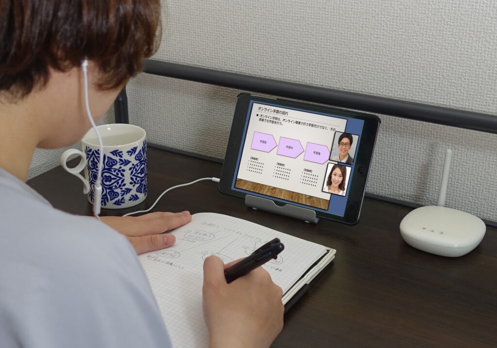 タブレットでオンライン学習を行い、メモを取る店長。時間や場所を選ばないトレーニングの仕組み化により、マネジメント知識の属人化を防ぎます。経営者視点で教育コストを抑えつつ、効率的に組織全体の底上げを実現する、現代的な人財育成のスタイル。