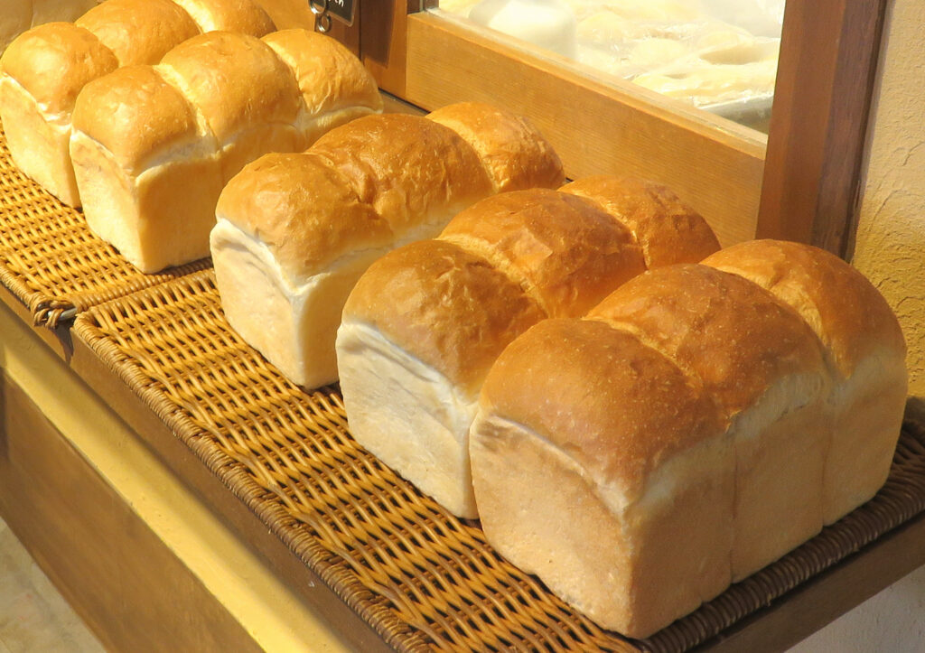 高級食パン, パンブーム, 店舗経営, 飲食店経営, 閉店ラッシュ, 消費者ニーズ, マーケティング戦略, リピート率向上, 客単価アップ, 多角化経営, ビジネスモデル, ブランド再構築, 生き残り戦略, 失敗から学ぶ, 銀座, 単品勝負