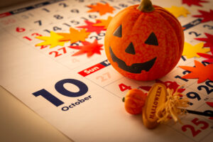 2025年10月の販促カレンダーと秋商戦の集客イメージ。ハロウィンや行楽シーズンを活用し、店舗売上を最大化する20の販促アイデア。飲食店や小売店の客数アップ、客単価を劇的に上げる実戦的な施策、地域No.1繁盛店へ導く最新マーケティング術を解説。