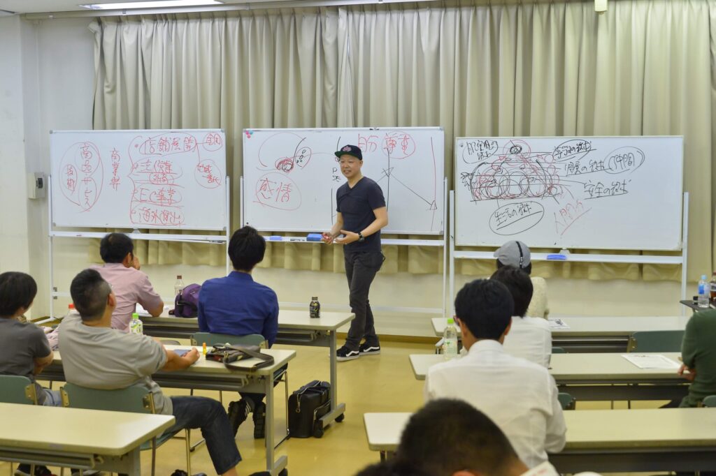 佐藤勝人 実践的リーダーシップ コミュニケーション サトカメ 勝人塾 商業経営コンサルタント 部下との信頼を築くリーダーの行動|部下との心の距離を縮め共感を生む、リーダーシップスタイルとリーダーの共感、歩み寄り、部下と同じ目線に立つ行動