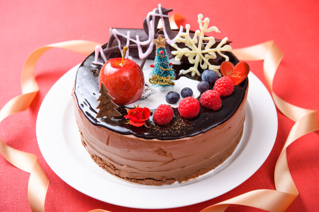 クリスマスケーキ　セブンイレブン　ローソン　シャトレーゼ　スーパー　予約　利益　廃棄ロス　集客　原材料　キャッシュバック　スッタフ　デジタル　アナログ　地域　2025　キャンペーン　値上げ　食品ロス　販売戦略　プロモーション　販促　限定商品