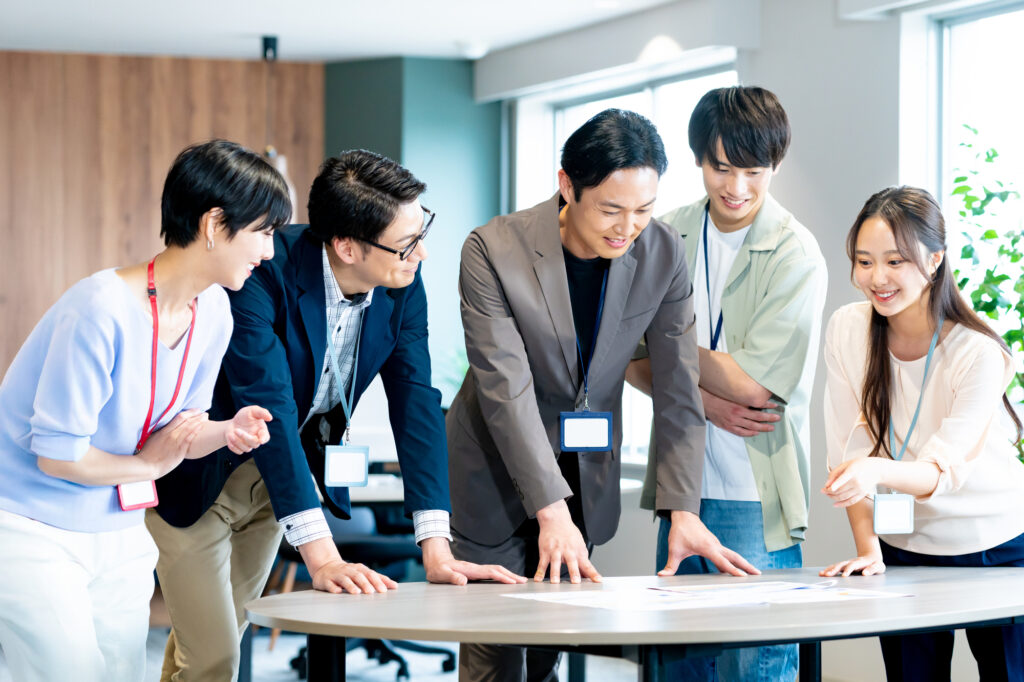 エンゲージメント、リテンション、リクルート戦略、組織文化の創造、離職防止、心理的安全性、承認欲求、キャリアパス、リーダーシップ、縮小均衡、ブランドイメージ、職場環境、採用、新卒、中途、正社員、求人、人材、面接、募集、人事、人材育成、離職