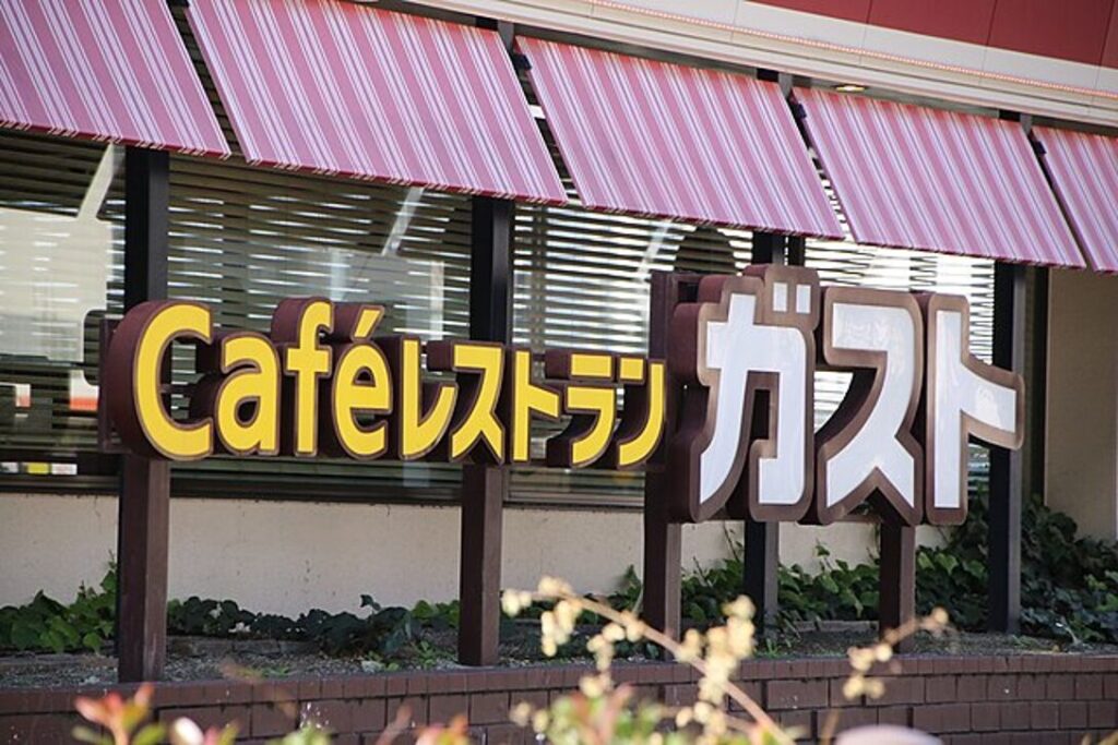 カフェレストラン「ガスト」の店舗看板。大手チェーンのスキマバイト自社内製化の動きを象徴する画像