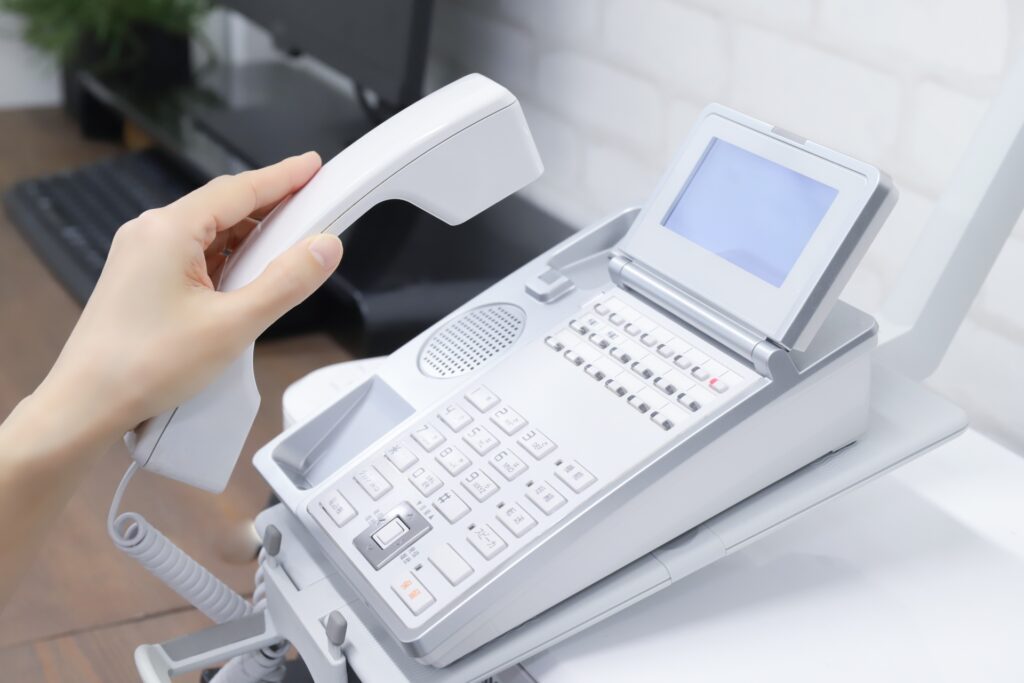 最新版・採用マニュアルの図解。応募者を競合に奪われないため、面接機会を最大化し、ドタキャンを防ぐ電話・メール対応の仕組みを解説。店長不在でも属人化せず、データに基づき質の高い人材を確保するための、再現性ある応募問い合わせ対応のイメージ。