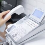 最新版・採用マニュアルの図解。応募者を競合に奪われないため、面接機会を最大化し、ドタキャンを防ぐ電話・メール対応の仕組みを解説。店長不在でも属人化せず、データに基づき質の高い人材を確保するための、再現性ある応募問い合わせ対応のイメージ。