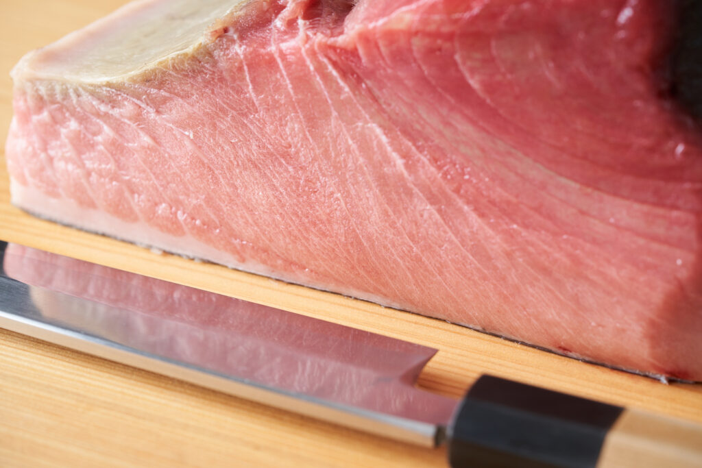 豊洲市場の初競りで史上最高値を記録したマグロのイメージ。2026年の消費二極化と「選別される時代」を勝ち抜くための攻めの再構築を象徴し、本物志向の顧客に選ばれるための専門性と品質の重要性を提示。