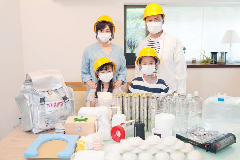 2026年新年度の店舗防災に向けた備蓄品点検。BCPに基づき飲料水や非常持出袋を揃え、経営者が人命を守る決意を具体化。新入社員教育でも活用できる、有事の初動対応を支える防災用品の整備を経営者自らが実践している様子。