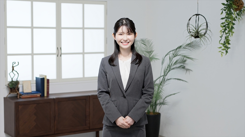 面接に訪れた、高い資質を感じさせる応募者イメージ。飲食店や小売店の店長が、質問からコミュニケーション能力や主体性を見極め、稼げる逸材を確保するための採用判断を下すシーン。人選眼を養い、将来の店長不在でも回る店舗経営の第一歩を想起させます