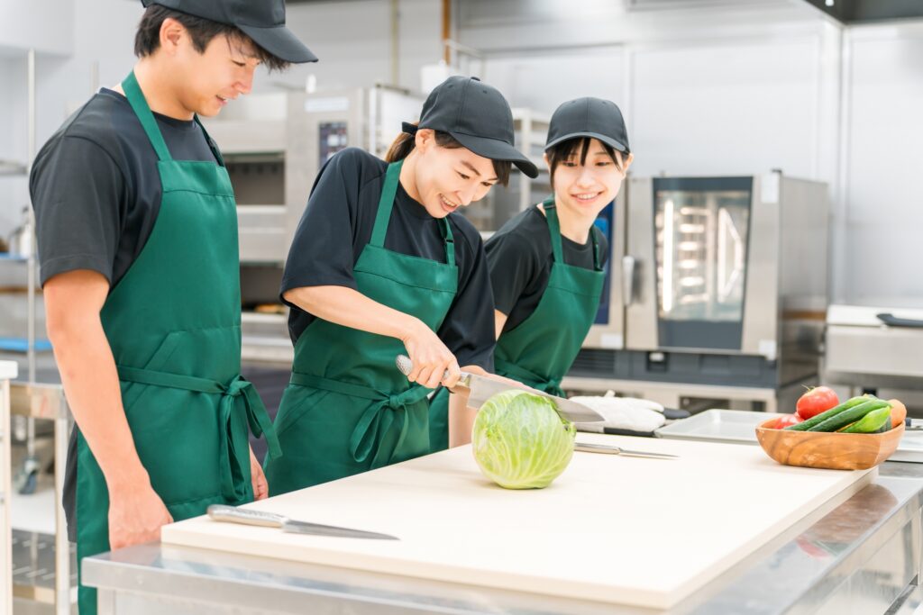 飲食店ユニフォームが店舗や労働環境のイメージを向上させ、応募者数やモチベーションのアップにつながる