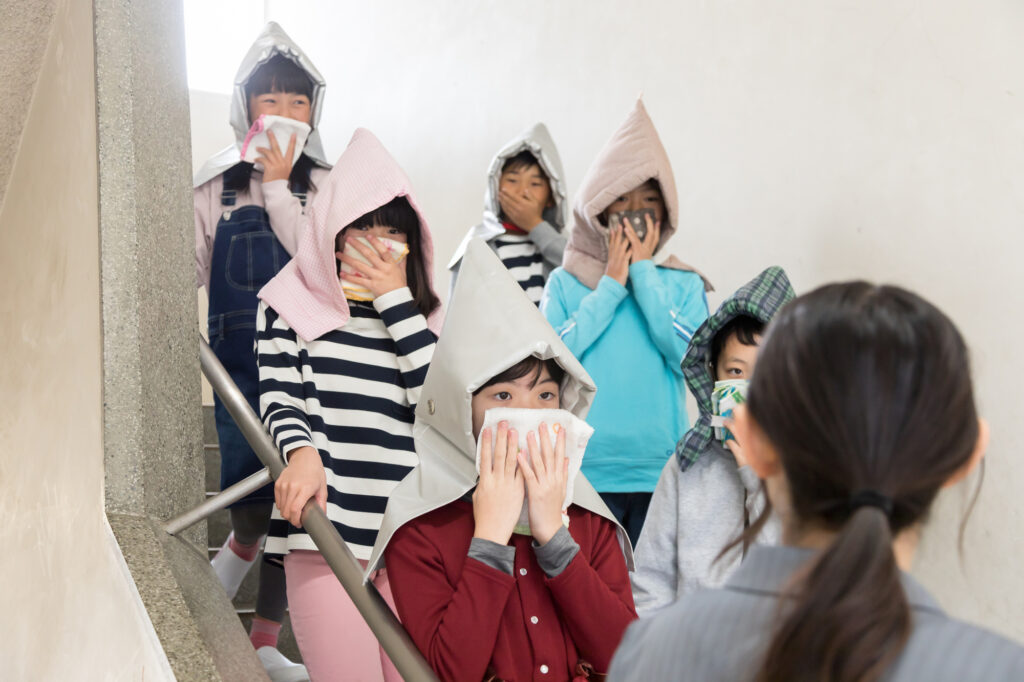 実効性の高い避難訓練と防災オリエンテーションの実施例。店舗のリスクをハザードマップで把握し、マニュアルを身体で覚えさせる「実戦的な教育」を通じて、不測の事態でも従業員が自律的に行動できる組織を作ります。