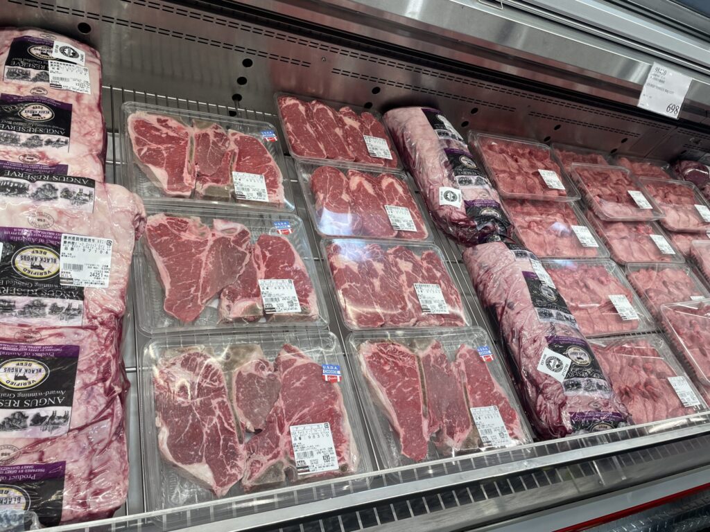 大容量の肉が並ぶコストコの精肉売場。圧倒的なボリュームは消費者の「まとめ買い」を誘発し、翌週の地元店での購買を枯渇させる。地域密着店は「必要な分だけ」という鮮度重視の戦略で対抗すべきであり、これが2026年の切実な経営課題だ。