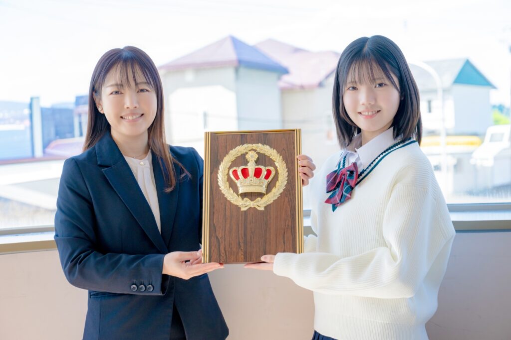 飲食店や小売店の離職防止に繋がる社内表彰。スタッフの貢献を可視化し、承認欲求を満たす仕組みは、従業員満足度を高め、現場が自発的に動き出す組織活性化の第一歩となります。