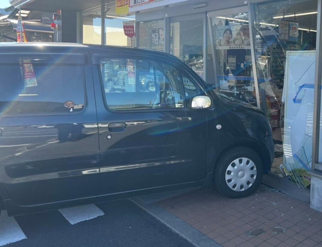 5月に多発する店舗への自動車突っ込み事故。予期せぬ外部リスクへの備えは、経営者の「危機管理能力」そのものです。駐車場の安全点検やBCP策定は、顧客と従業員の安全を最優先する経営判断であり、一瞬の事故による経営破綻を未然に防ぐ一助となります