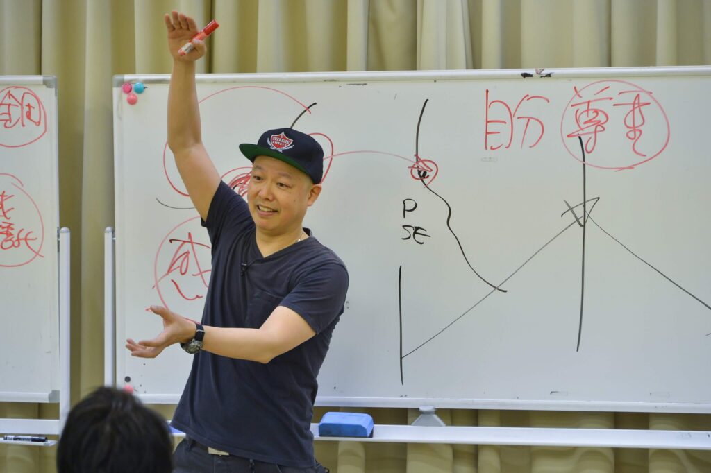 現場の主体性を引き出すリーダーシップを熱弁する佐藤勝人。柳井正氏の「全員経営」に通ずる、スタッフへの尊重と自走する組織作りの要諦を解説。指示待ち人間をゼロにし、現場に活力を生む情熱的な指導シーン。