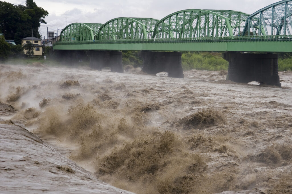店舗の水害対策では、突発的なゲリラ豪雨や線状降水帯による河川の氾濫リスクを想定することが不可欠です。平時から止水対策やBCPを策定し、被災後も営業継続と資金繰りを確保する仕組みを構築しましょう。