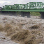 店舗の水害対策では、突発的なゲリラ豪雨や線状降水帯による河川の氾濫リスクを想定することが不可欠です。平時から止水対策やBCPを策定し、被災後も営業継続と資金繰りを確保する仕組みを構築しましょう。