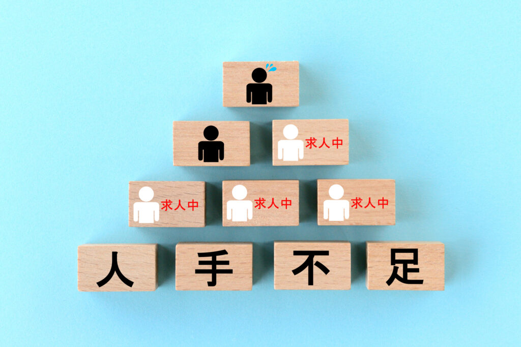 従業員のエンゲージメントを第一とする店舗経営に基づき、アルバイトの退職が分かってから慌てる後手募集の悪循環とミスマッチによる早期離職を断ち切り、計画的な常時マッチングと丁寧な事前見学により定着率を高めるためのイメージ。