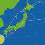 台風の予想進路図。日本地図に重なる予報円と暴風警戒域を示し、台風上陸や接近に備えた早期の避難判断や臨時休業計画などの店舗防災・BCP対策の重要性を表現する画像。