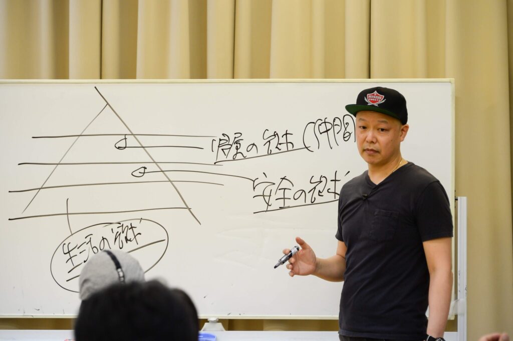 欲求段階説を応用したスタッフ育成と店舗マネジメントを解説する佐藤勝人。心理的安全性を確保し、道具と情報技術による仕組み化で、従業員の自発性と定着率を劇的に高める。
