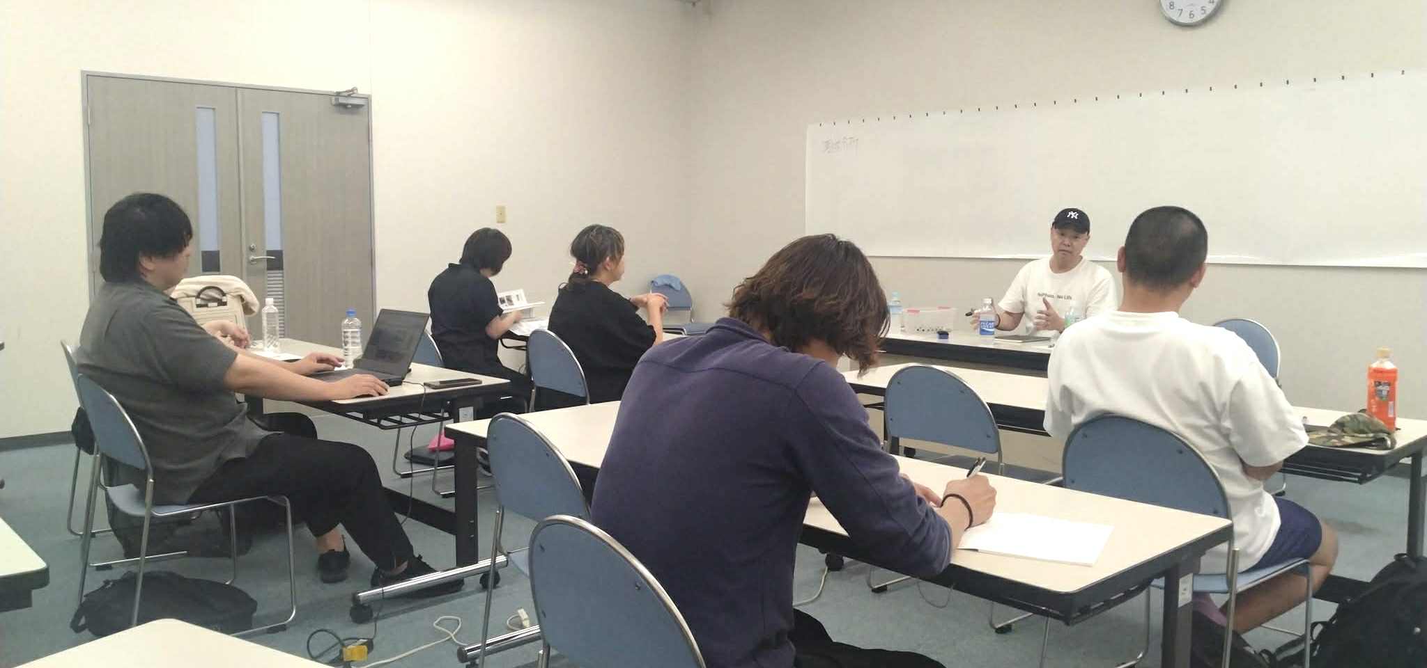 店舗経営者や店長が参加する佐藤勝人の実践的リーダーシップ塾の風景。人手不足や生産性向上、現場の業務改善に向けた属人化解消への具体的なプロセスを学び、自走組織の構築を目指す様子。