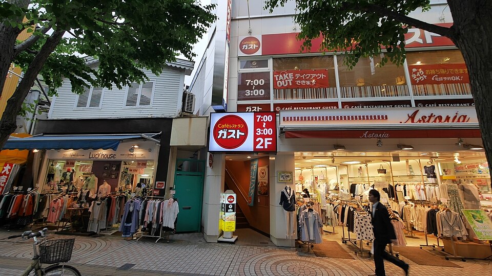 ガスト八王子駅北口店の外観。店舗の視認性（視界性評価）を確保し、集客力を高めるための路面店立地戦略の参考事例。