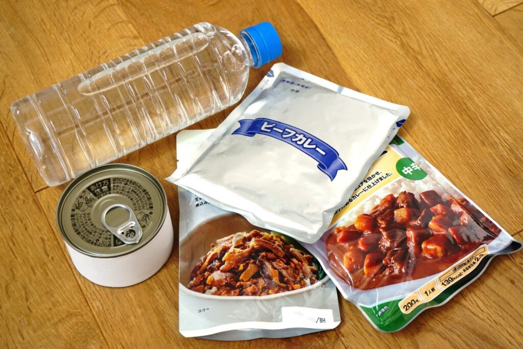 店舗の防災備蓄とローリングストック運用のイメージ。ミネラルウォーターやレトルト食品、缶詰を日常業務の常用在庫として活用し、消費しながら常に一定量を備蓄・補給する鮮度管理とBCP対策の実践手順。