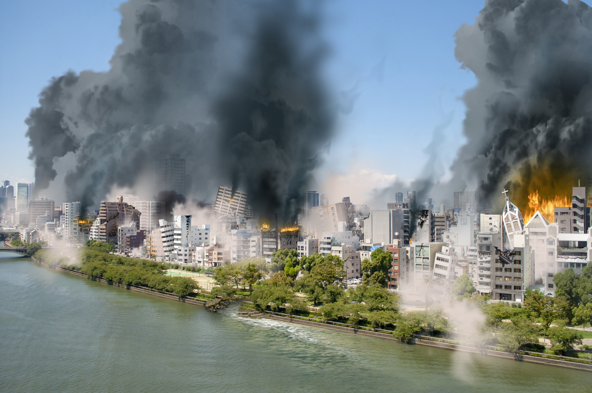 大規模な地震や火災により煙が上がる市街地と店舗被害のイメージ。POSレジやPC機器全滅時でも営業再開を可能にするため、顧客データや売上情報をクラウドへ二重保全する情報BCPの重要性。