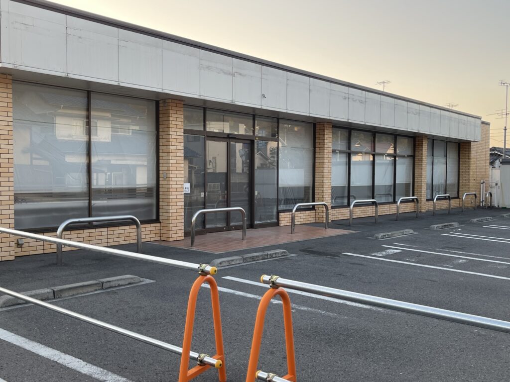コンビニ跡地の居抜き物件は、ロードサイドの視認性や駐車場設備といった「勝てる立地」を初期投資を抑えて確保できるため、店舗経営再構築の「実験場」として極めて合理的です。